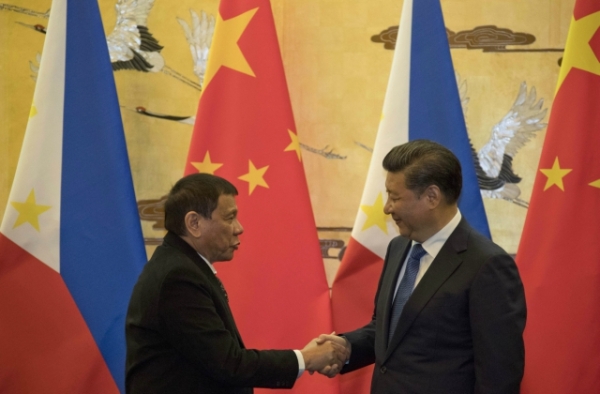 Philippine President Rodrigo Duterte (L) and Chinese President Xi Jinping (R) shakes hands after a signing ceremony on October 20, 2016 in Beijing, China. (Ng Han Guan-Pool/Getty Images)