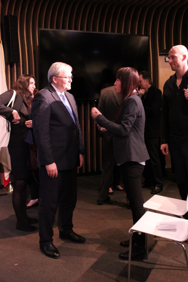 Several audience members speak with the Honorable Kevin Rudd one on one after the event. (Asia Society)