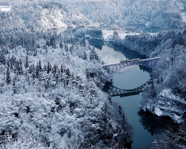 A winter shot of the Tadami bridge, part of Hideyuki Katagiri's "Four Seasons of Oku Aizu" project. (Hideyuki Katagiri)