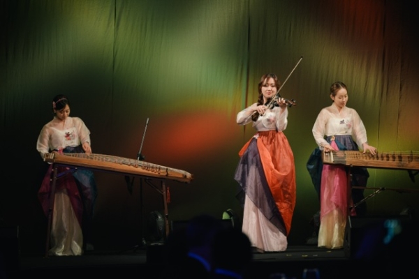 The fusion Korean traditional music group "Queen" presents an opening performance at the dinner on June 11th. 