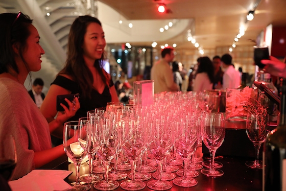 Guests order drinks from the Leo Bar at Asia Society's First Friday happy hour at Asia Society New York on September 8, 2017. (Ellen Wallop/Asia Society)