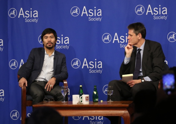 Manny Pacquiao (L) speaks with Asia Society Executive Vice President Tom Nagorski (R) at an Asia Society press conference on Monday, October 12.
