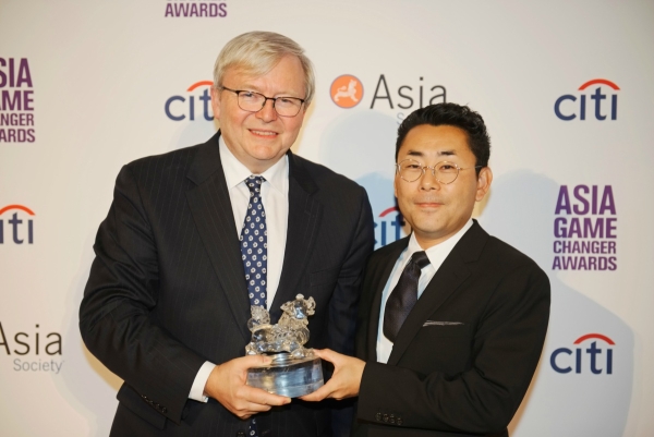 Kevin Rudd presents an Asia Game Changer award to Kazumi Yanai