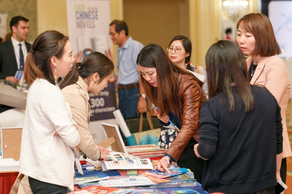 2018 National Chinese Language Conference participants chat in the conference exhibit hall