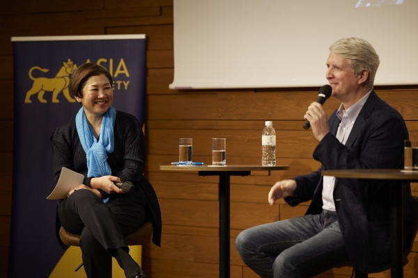 Director John Daschbach and Japan center director Sawako Hidaka in conversation