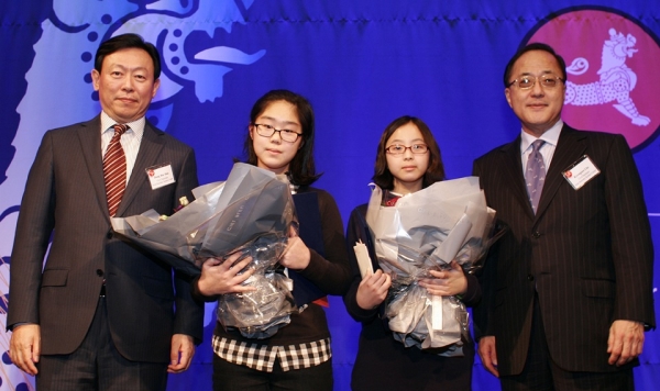 ASKC Nuriati Scholarship Awardees Inumiya Lisa and Kyong Hwa Park (C) are presented with prizes and gift certificates by ASKC co-Chairs Dong Bin Shin (far left) and Kyongsoo Lee (far right). (Asia Society Korea Center)