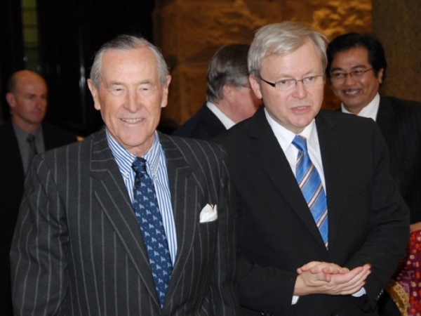 AustralAsia Centre Founding Director Richard Woolcott AC (L) with Australian Prime Minister, the Hon. Kevin Rudd MP (R). (Jan Kuczerawy/Asia Society)