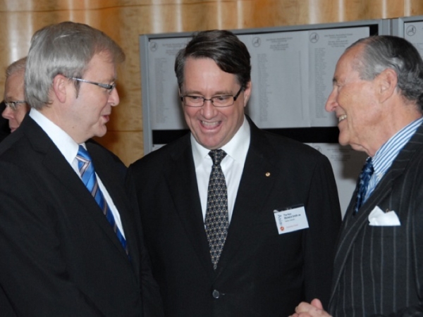 L to R: The Hon. Kevin Rudd MP, AustralAsia Centre Deputy Chairman the Hon. Warwick Smith AM, and Richard Woolcott share a light-hearted moment. (Jan Kuczerawy/Asia Society)