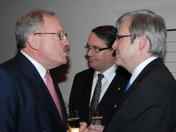 L to R: AustralAsia Centre Deputy Chairmen Sir Rod Eddington and the Hon. Warwick Smith AM with Australian Prime Minister Kevin Rudd. (Jan Kuczerawy/Asia Society)