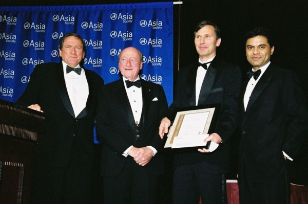 2004 prize winner John Pomfret (second from right) with, from left, former Asia Society Chairman Richard Holbrooke, Osborn Elliott and Fareed Zakaria. (Elsa Ruiz/Asia Society)