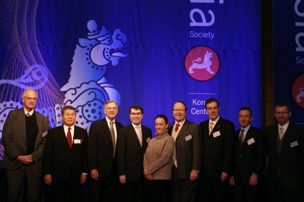 Past guest speakers of the ASKC convened at the Dec. 9 reception. L-R: Donald Kirk, Journalist with CBS News Radio; Jin Suk Yang, Secretary-General of the World Taekwondo Federation; John Engstrom, Head of School at Seoul Foreign School; H.E. Martin Uden, Ambassador of the British Embassy to the Republic of Korea; Jocelyn Clark, Professor at Paichai University; Alan Timblick, Head of the Seoul Global Center; Michael Hellbeck, COO of SC First Bank; H.E.Richard Mann, Ambassador of New Zealand to the Republic