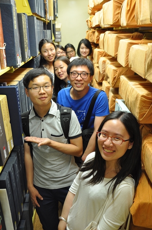 While in Boston, the Young Scholars stop by the Chinese language archives of Harvard University’s Fung Library. (Zhangbolong Liu & Zhu Xi/Harvard University)