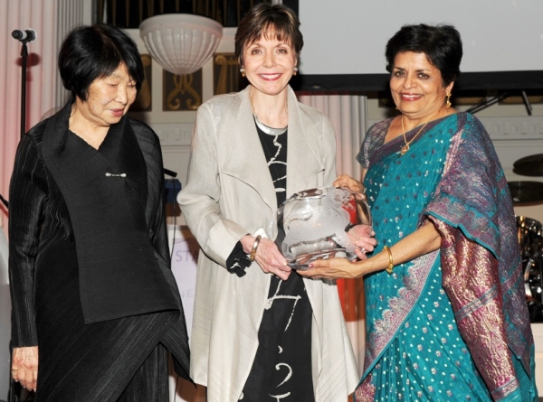 Dr. Miyeko Murase (L) and Vishakha Desai (R) present the Collector&apos;s Award to Gratia Williams (C), accepting on behalf of Mary Griggs Burke. (Billy Farrell)