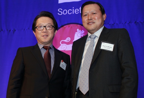 ASKC acknowledges the most active Center members of the year, CEO of SATstudy Sunny Son (L) and Vice-President of the Lotte Group Kag-Gyu Hwang (R), for introducing their friends to ASKC’s professional and corporate membership. (Asia Society Korea Center)