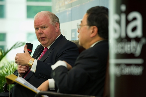 Michael Smith (L), CEO of ANZ Bank, Ronnie C. Chan (R), Co-Chair, Asia Society. (Asia Society Hong Kong Center)