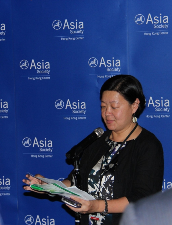 S. Alice Mong, Executive Director of Asia Society Hong Kong Center, announced winners of the lucky draw on August 26, 2014 (Asia Society Hong Kong Center)