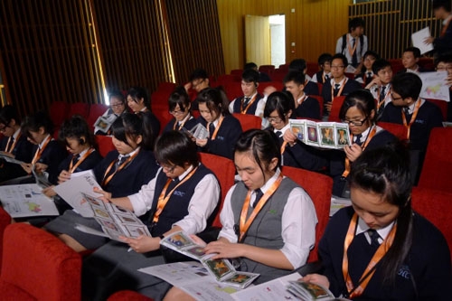 Students from Hong Kong Buddhist Tai Hung College were viewing their Transforming Minds: Buddhism in Art education pack at the Miller Theater (Former Magazine B) after their exhibition tour. 