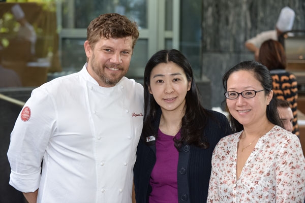 Chef Benjamin Ford, guest  (left) and Nini Forino, Consul (Public Affairs) of U.S. Consulate General (right) at Thanksgiving Barbecue inAsia Society Hong Kong Center on November 23, 2013