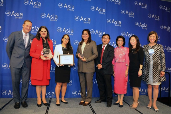 Jyoti Chopra (L2) on behalf of BNY Mellon receives the award for Best Employer for LGBT Asian Employees (Global). (Ellen Wallop/Asia Society)