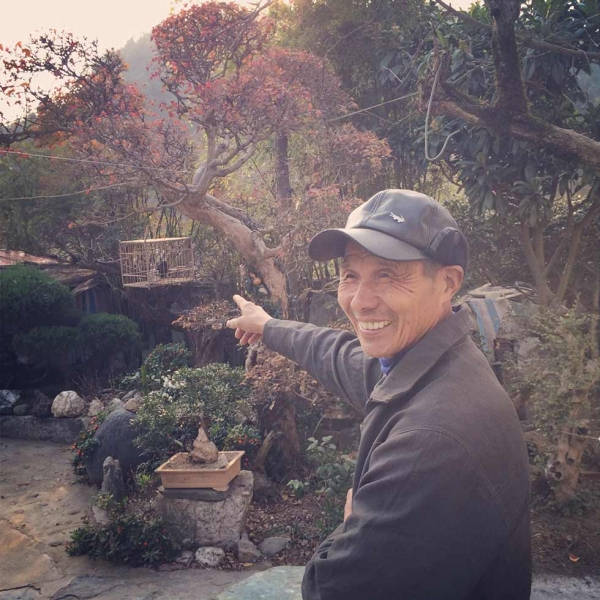Since retiring from his job at the county post office 15 years ago, Qian Shi’an has returned to Bishan to cultivate his garden. He is especially interested in landscape design, miniature trees and rockery. (Sun Yunfan)
