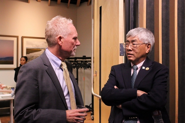 Prior to the event, ASNC Executive Director N. Bruce Pickering catches up with Buck Gee, a member of the ASNC Advisory Board. (Yiwen Zhang/Asia Society)