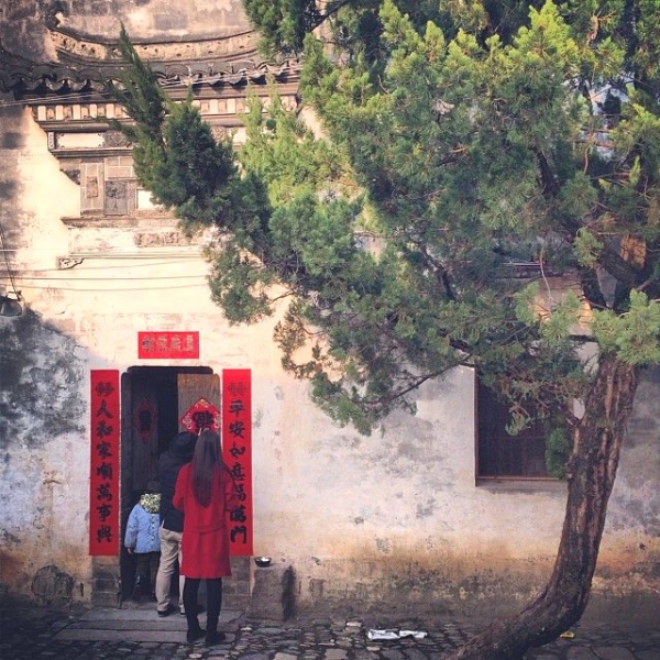 Ou Ning posts the character for “fortune” upside down on the front doors, another New Year tradition to bring good luck. (Sun Yunfan)