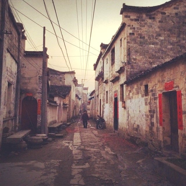 In the late afternoon of New Year’s eve, after the first round of firecrackers, the village alleyways start to accumulate the remains of the firecrackers’ red paper wrapping. (Sun Yunfan)