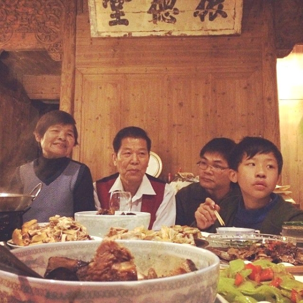 Three generations of the Ou family enjoying dinner together. (Sun Yunfan)