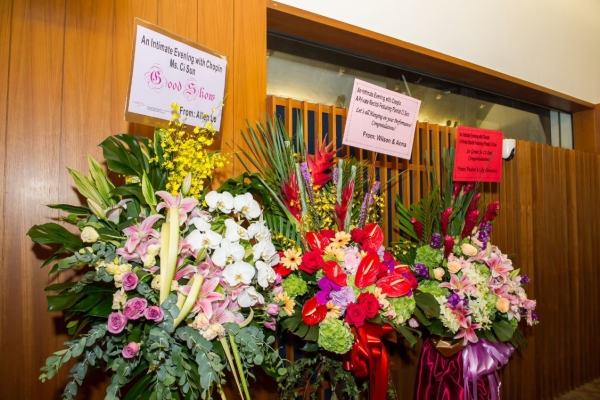 Flowers for Sun's performance. (Asia Society Hong Kong Center) 