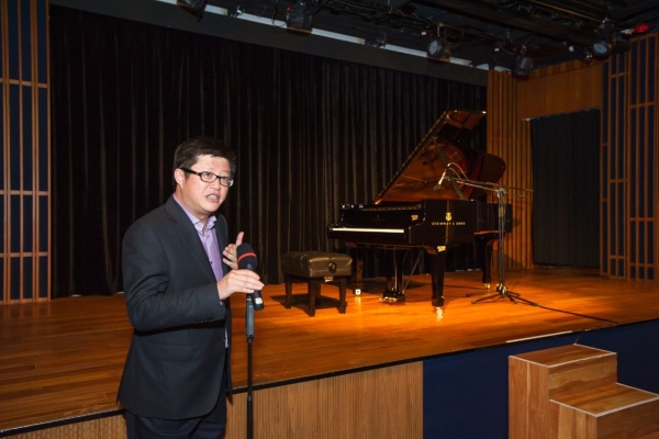 GDS founder and CEO Huang Wei delivered opening remarks before Sun's recital. (Asia Society Hong Kong Center) 