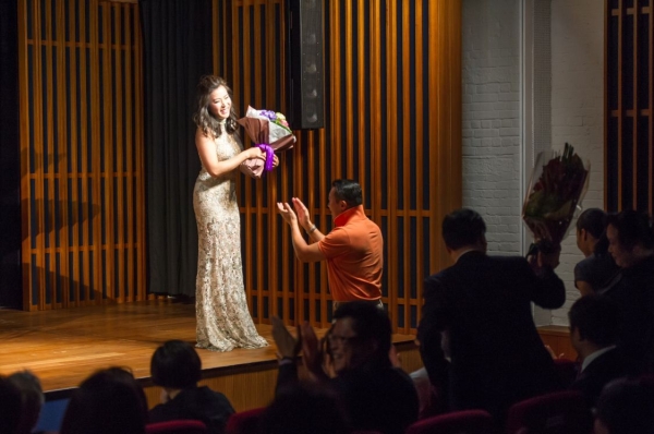 Sun accepts flowers from the audience. (Asia Society Hong Kong Center) 