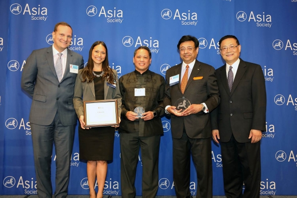 Shariq Yosufzai (R2) and Maureen Glennon (L2) on behalf of Chevron receive the award for Distinguished Performance: Best Employer for Asian Pacific Americans to Develop Workforce Skills. (Ellen Wallop/Asia Society)