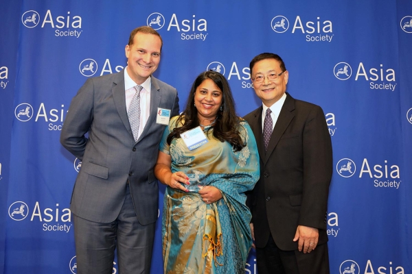 Rekha Rao (L2) on behalf of Colgate-Palmolive Company receives the award for Noteworthy Performance: Best Employer for Asian Pacific Americans to Develop Workforce Skills. (Ellen Wallop/Asia Society)