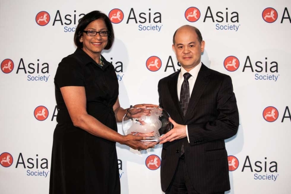 Mistress of Ceremonies Subha Barry presents an award to KPMG's Manolet G. Dayrit. (Suzanna Finley/Asia Society)