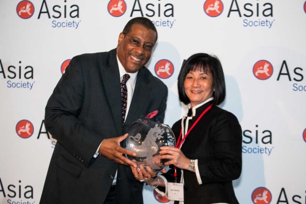 Philip A. Berry (L) presenting an award. (Suzanna Finley/Asia Society)