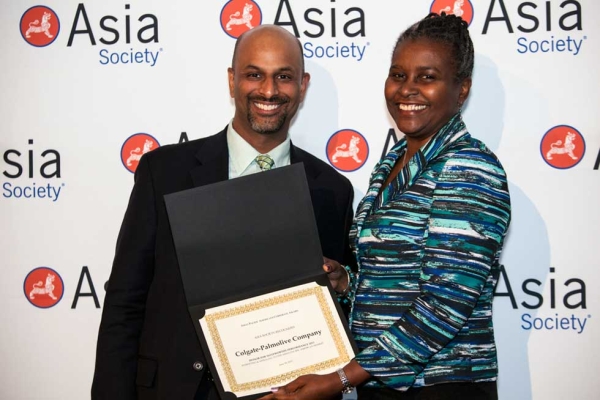 Apoorva N. Gandhi (L) awarded Colgate Palmolive its award for Distinguished and Noteworthy Performance. (Suzanna Finley/Asia Society)