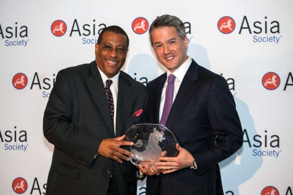 Goldman Sachs Managing Director and Asian Professionals Network Senior Sponsor Chris Kojima (R) accepts the "Overall Best Employer" award on behalf of Goldman Sachs from Philip A. Berry (L). (Suzanna Finley/Asia Society)