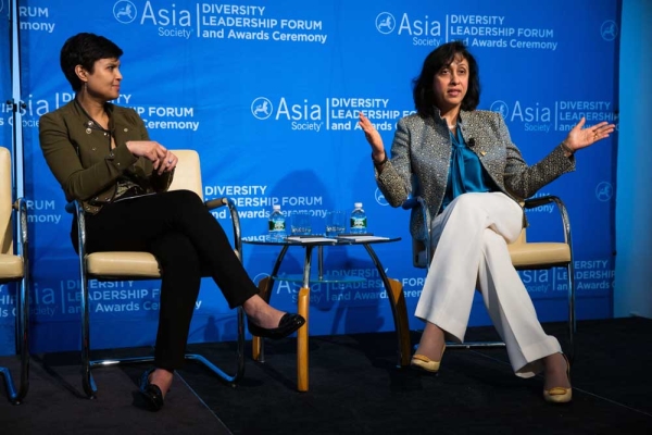 Fortune magazine Deputy Managing Editor Stephanie Mehta (L) in a talk with Sara Mathew, Chairman and CEO of Dun & Bradstreet. (Suzanna Finley/Asia Society)