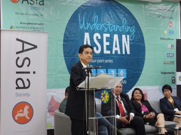 Prof. Federico Macaranas moderates the final Understanding ASEAN dialogue. 