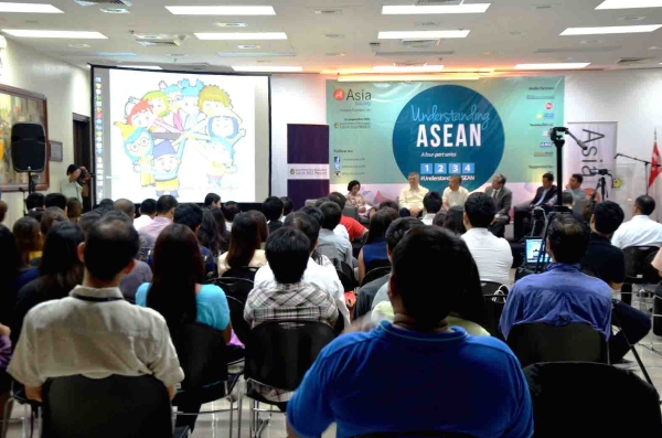 Participants watch "ASEAN Community 2015" Cartoon