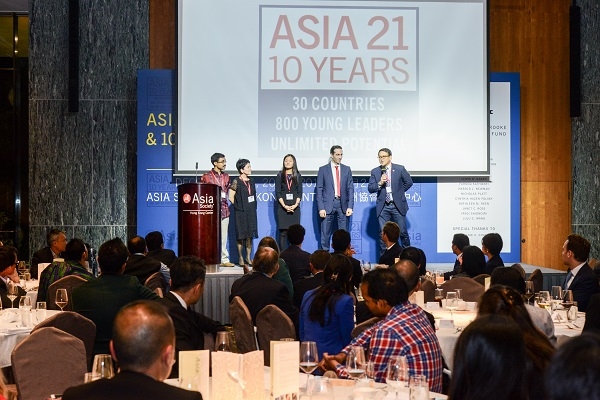 Class of 2015 candidate shared insights of their fields at the gala dinner.