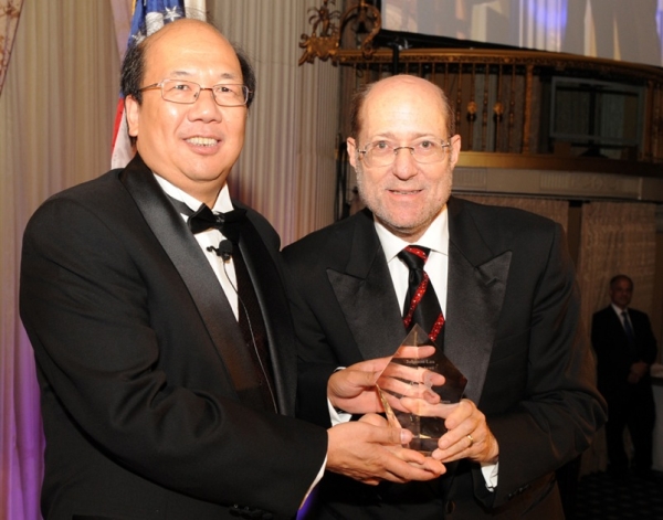 Visionary Honoree Dr. Johnson Lau (L) received his award from Asia Society Southern California Chairman James Zukin. (Dan Avila Photography)