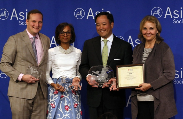 Jon Iwata of IBM (second to left) accepts the award for Overall Best Employer for Asian Pacific Americans from Asia Society's David Reid (L) and Josette Sheeran (R) (Ellen Wallop/Asia Society)