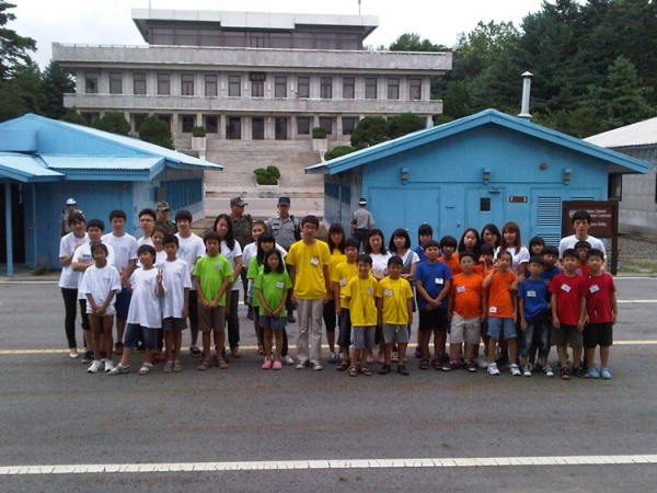 DMZ: the children visted the Demilitarized Zone, a historic site that represents the tensions endemic during the Cold War and is still a testimony to the division of the Korean Peninsula. (Asia Society Korea Center)