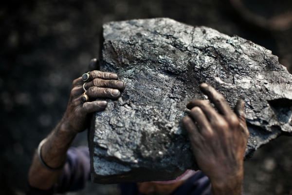 A miner transports coal. (Erik Messori)