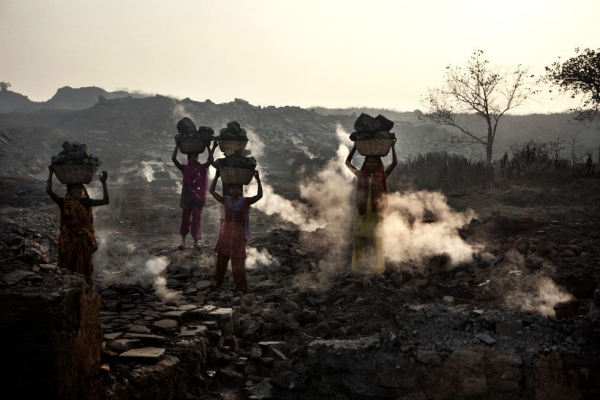 Women steal coal from the Dhanbad area. (Erik Messori)