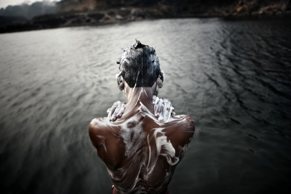 A miner bathes in the river. (Erik Messori)