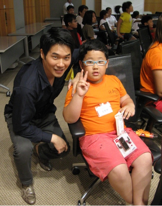 Eddie Kang (L), an artist and a K21 member, led a T-shirt making class for the children. (Asia Society Korea Center)