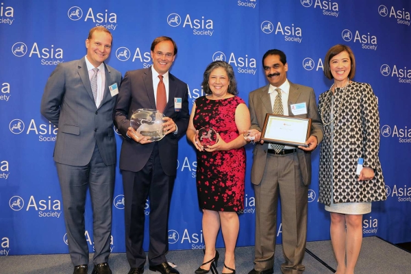 Robert Mailoux (L2) on behalf of Freddie Mac receives the award for Best Employer for APA Employee Resource Groups. (Ellen Wallop/Asia Society)