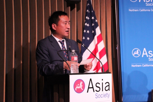 Frank Wu of UC Hastings and Committee of 100 moderated the event including questions from the audience. (Yiwen Zhang/Asia Society)